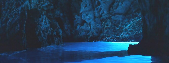 Trip Ukraine Reisetipps - Die Blaue Grotte von Bisevo in Kroatien ist nur per Boot erreichbar. Atemberaubend schön fasziniert dieses Naturphänomen in leuchtenden intensiven Blautönen. Ein idyllisches Highlight der vorzüglich geführten Speedboot-Tour im Adria Inselparadies, mit fantastisch facettenreicher Unterwasserwelt. Die Blaue Grotte ist ein Naturwunder, das auf der kroatischen Insel Bisevo zu finden ist. Sie ist berühmt für ihr kristallklares Wasser und die einzigartige bläuliche Farbe, die durch das Sonnenlicht in der Höhle entsteht. Die Blaue Grotte kann nur durch eine Bootstour erreicht werden, die oft Teil einer Fünf-Insel-Tour ist.