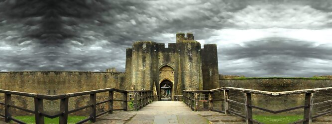 Trip Ukraine Reisetipps - Caerphilly Castle - ein Bollwerk aus dem 13. Jahrhundert in Wales, Vereinigtes Königreich. Mit einem aufsehenerregenden Turm, der schiefer ist wie der Schiefe Turm zu Pisa. Wie jede Burg mit Prestige, hat sie auch einen Geist, „The Green Lady“ spukt in den Gemächern, wo ihr Geliebter den Tod fand. Wo man in Wales oft – und nicht ohne Grund – das Gefühl hat, dass ein Schloss ziemlich gleich ist, ist Caerphilly Castle bei Cardiff eine sehr willkommene Abwechslung. Die Burg ist nicht nur deutlich größer, sondern auch älter als die Burgen, die später von Edward I. als Ring um Snowdonia gebaut wurden.