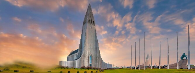 Trip Ukraine Reisetipps - Hallgrimskirkja in Reykjavik, Island – Lutherische Kirche in beeindruckend martialischer Betonoptik, inspiriert von der Form der isländischen Basaltfelsen. Die Schlichtheit im Innenraum erstaunt, bewegt zum Innehalten und Entschleunigen. Sensationelle Fotos gibt es bei Polarlicht als Hintergrundkulisse. Die Hallgrim-Kirche krönt Islands Hauptstadt eindrucksvoll mit ihrem 73 Meter hohen Turm, der alle anderen Gebäude in Reykjavík überragt. Bei keinem anderen Bauwerk im Land dauerte der Bau so lange, und nur wenige sorgten für so viele Kontroversen wie die Kirche. Heute ist sie die größte Kirche der Insel mit Platz für 1.200 Besucher.