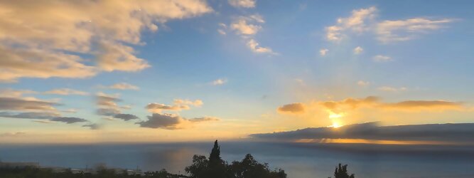 Trip Ukraine Insel Urlaub - La Palma macht ihrem Beinamen, die Schöne, alle Ehre. Das Kleinod im Atlantik erstrahlt in sattem Grün, verziert mit hübschen landestypischen Villen in den weit gestreuten Dörfern, eingerahmt von weichen Wellen des dunkelblauen atlantischen Ozeans, am Himmel ziehen malerische Formationen, bauschiger weißer Schäfchenwolken. Eine Bilderbuchidylle zum Verlieben. Die beliebtesten Orte für La Palma Ferien, locken mit besten Angebote für Hotels und Ferienunterkünfte mit Werbeaktionen, Rabatten, Sonderangebote für La Palma Urlaub buchen. Reisedaten eingeben und Hotel Flug Mietwagen Attraktionen Taxis für eine La Palma Reise flexibel buchen. Sollten sich die Pläne ändern, sind viele der Unterkünfte und Zimmer auf La Palma kostenfrei stornierbar.