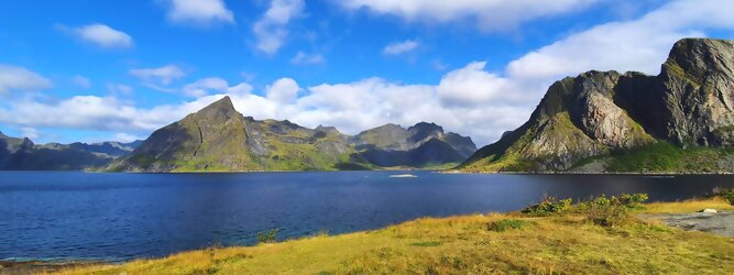 Trip Ukraine Reisetipps - Die Lofoten Inseln Norwegen – Skandinaviens eiskalte Schönheit fasziniert mit atemberaubenden Nordlichtern und geradezu außerirdisch imposanten Gebirgskulissen. Land der Mitternachtssonne am Polarkreis, ein Paradies für Wanderer, Naturfreunde, Hobbyfotografen und Instagram er/innen. Die Lofoten gehören zu Norwegen und liegen nördlich des Polarkreises. Erfahren Sie hier, was für eine einzigartige Landschaft die Lofoten zu bieten haben und was Sie dort erwartet. Vorsicht akutes Fernweh! Die meisten von Ihnen kennen wahrscheinlich die Lofoten. Man stellt sich malerische Fischerdörfer vor, umgeben von hohen Bergen und tiefblauen Fjorden.