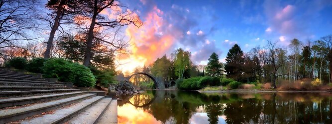 Trip Ukraine Reisetipps - Teufelsbrücke wird die Rakotzbrücke in Kromlau, Deutschland, genannt. Ein mystischer, idyllischer wunderschöner Ort; eine wahre Augenweide, wenn sich der Brücken Rundbogen im See spiegelt und zum Kreis vervollständigt. Ein märchenhafter Besuch, im blühenden Azaleen & Rhododendron Park. Der Azaleen- und Rhododendronpark Kromlau ist ein ca. 200 ha großer Landschaftspark im Ortsteil Kromlau der Gemeinde Gablenz im Landkreis Görlitz. Er gilt als die größte Rhododendren-Freilandanlage als Landschaftspark in Deutschland und ist bei freiem Eintritt immer geöffnet. Im Jahr 1842 erwarb der Großgrundbesitzer Friedrich Hermann Rötschke, ein Zeitgenosse des Landschaftsgestalters Hermann Ludwig Heinrich Fürst von Pückler-Muskau, das Gut Kromlau.